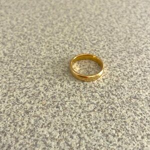 14 karat women’s gold ring